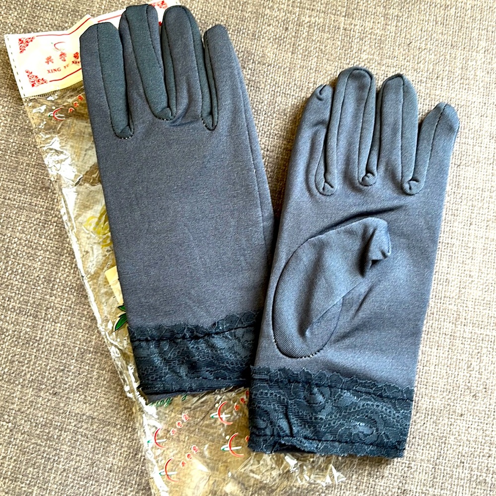 Cute fashionable grey gloves, very soft inside, one size, NWT